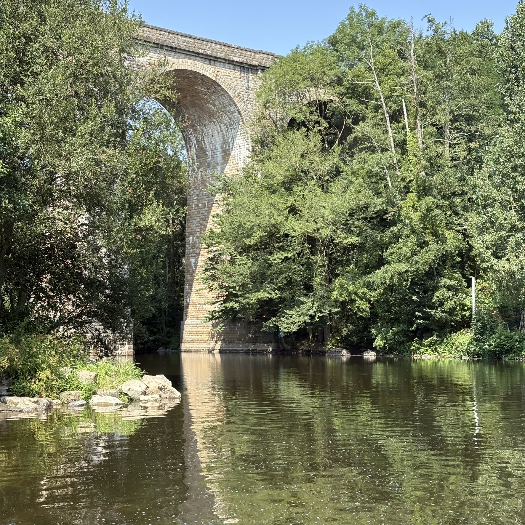 Le viaduc et la rivière Orne, au cœur de la Suisse Normande