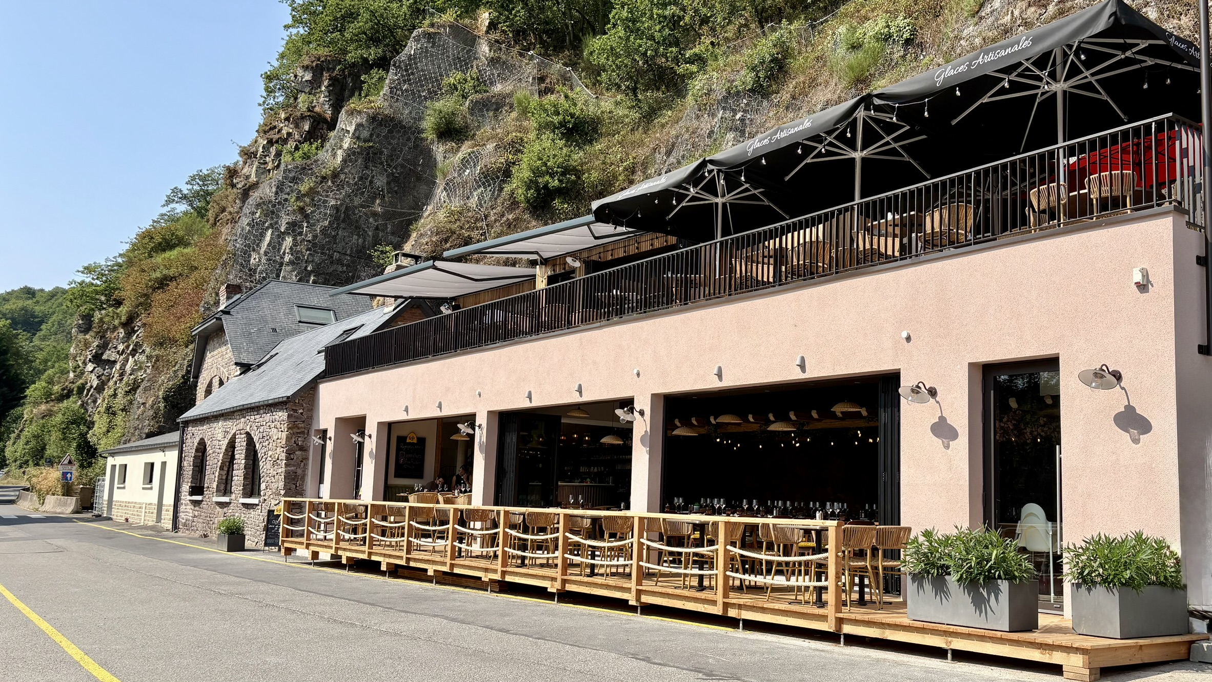 La façade du restaurant, nichée au pied de la falaise
